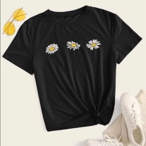 Adorable soft daisy tee!